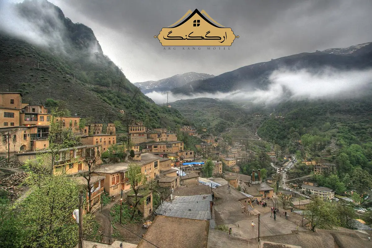 چشم‌انداز مه‌آلود ماسوله گیلان